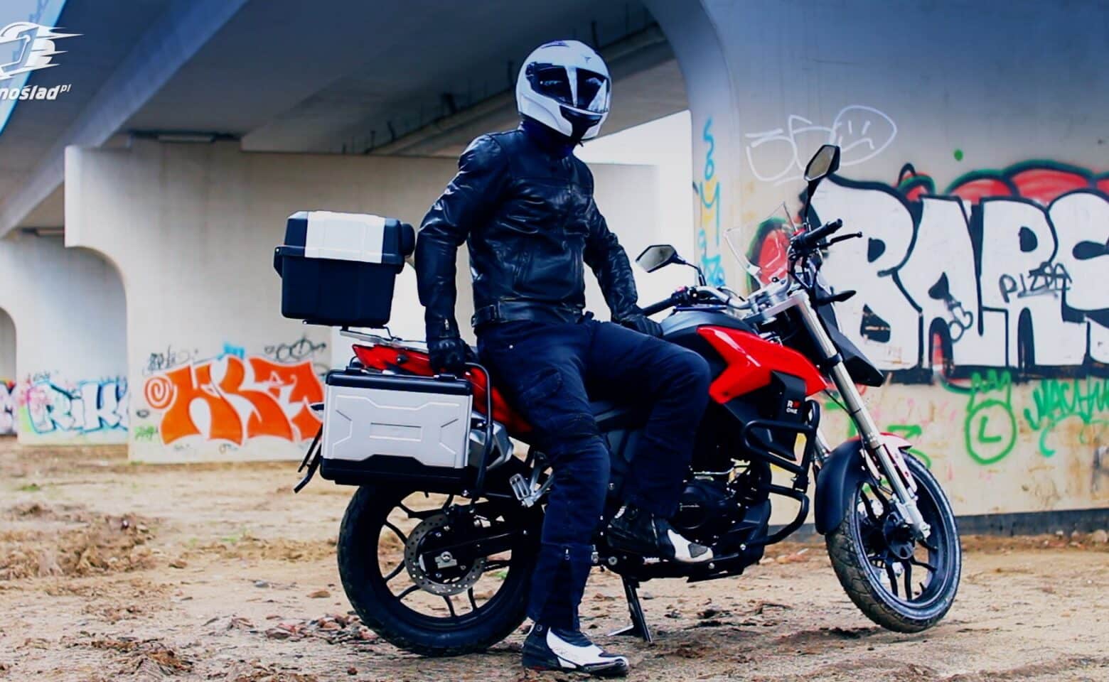 Odzież motocyklowa do miasta: Skórzana kurtka i czarny jeans od SECA