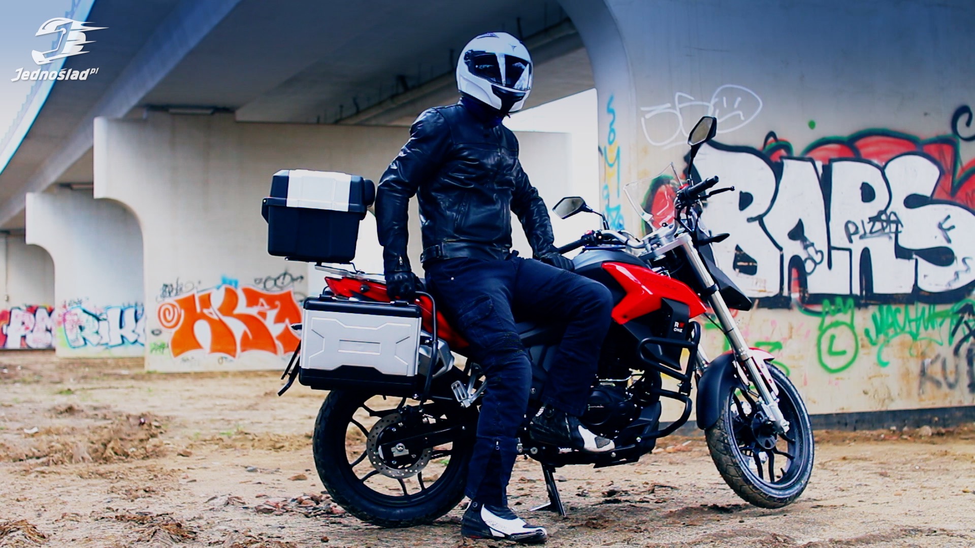 Odzież motocyklowa do miasta: Skórzana kurtka i czarny jeans od SECA