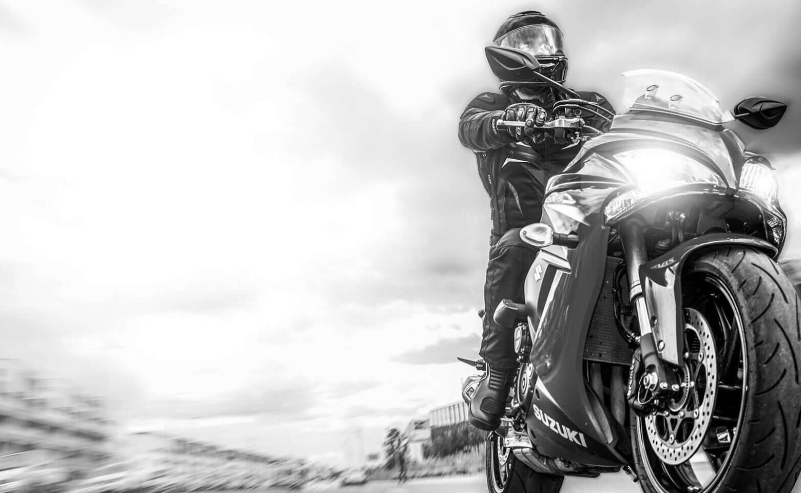 Tekstylna odzież motocyklowa 2019 dla turysty. Co wybrać na każdą pogodę? Trzy zestawy!
