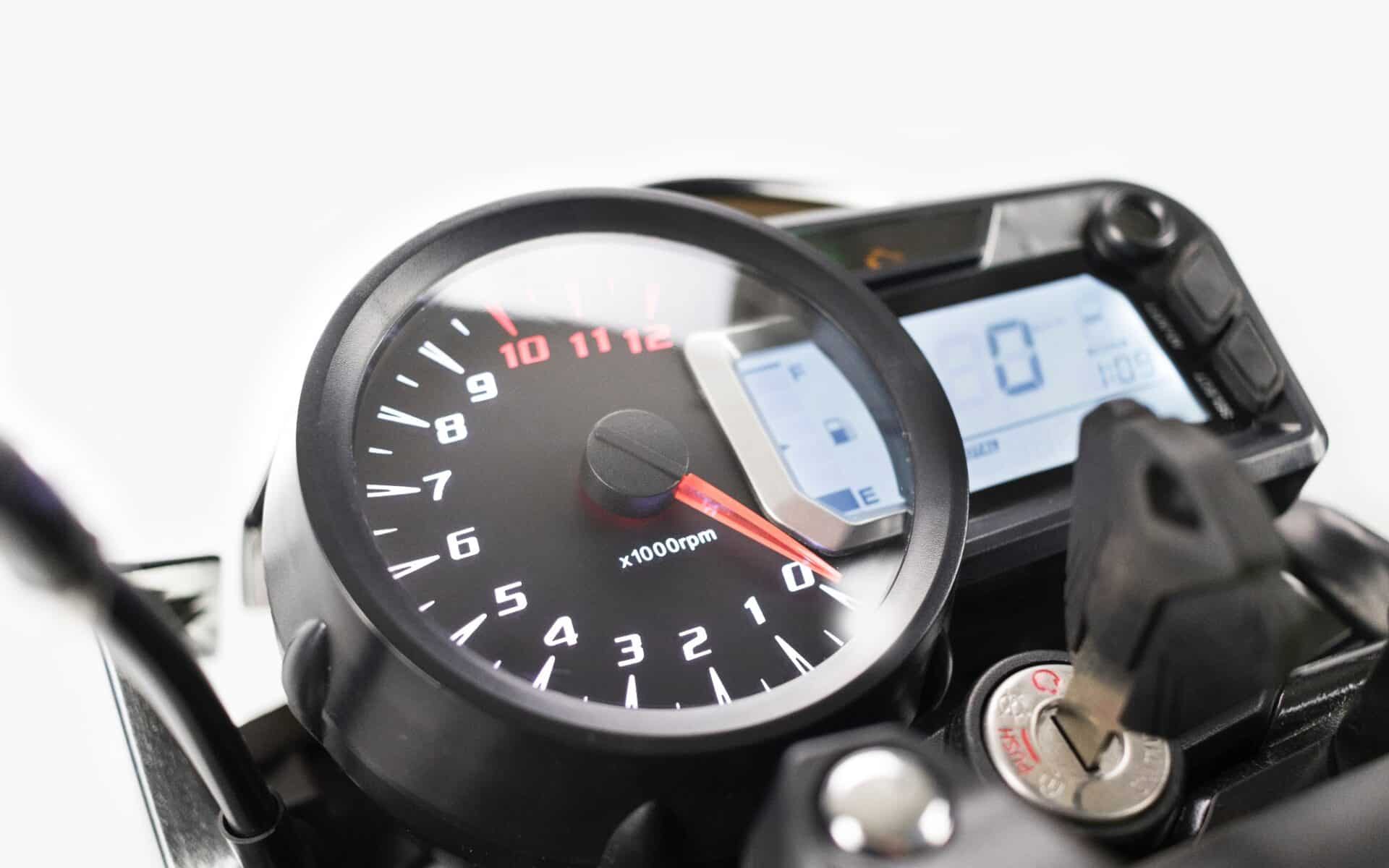 Motocykl z licznikiem w milach: jak przeliczać mile na kilometry?