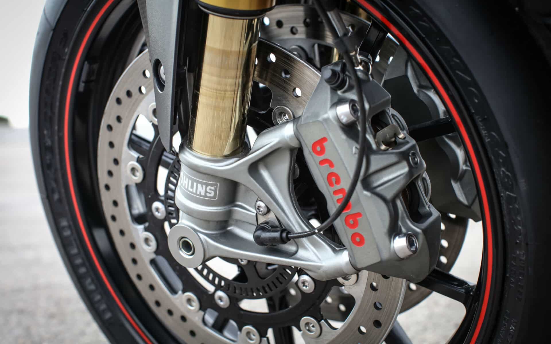 Wymiana płynu hamulcowego w motocyklu i skuterze 125. Po jakim czasie traci swoje właściwości?
