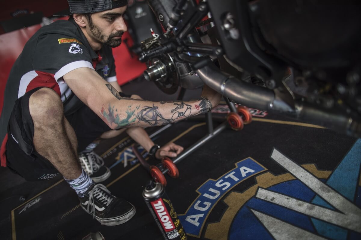 Kiedy wymienić olej w skuterze i motocyklu? Przed przerwą zimową czy na wiosnę?