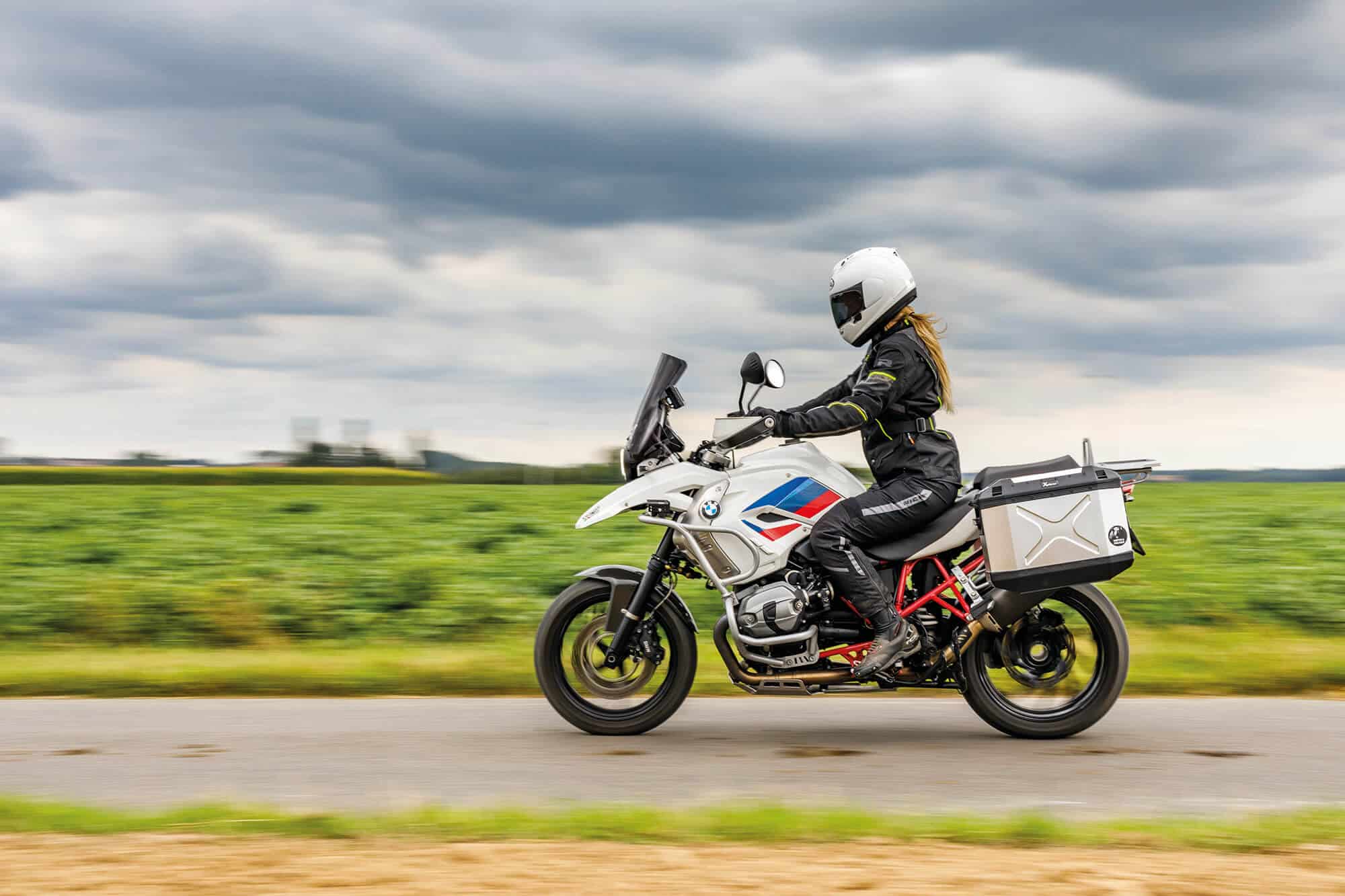 Jazda na motocyklu wczesna wiosną. 4 rady dotyczące odpowiedniego ubioru
