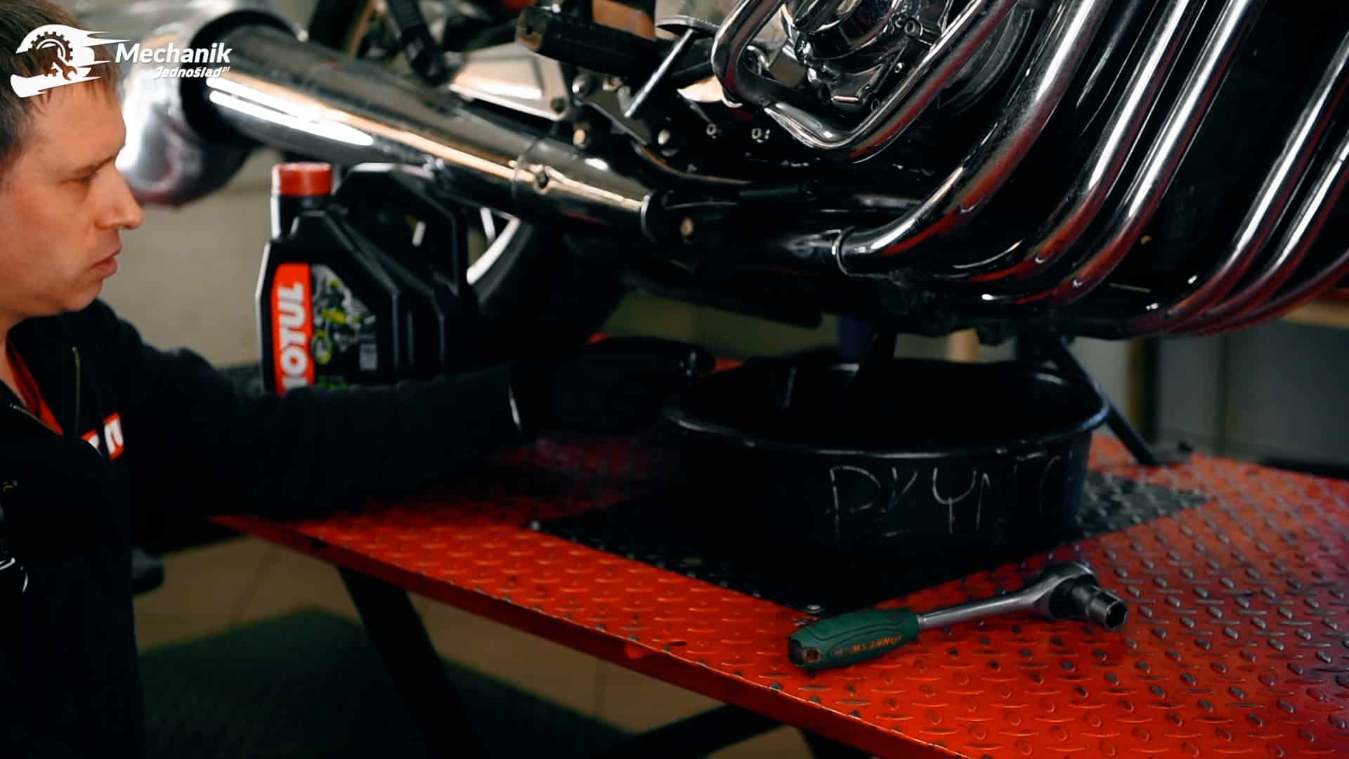 Wymiana oleju w silniku motocyklowym: Jesienią czy na wiosnę? Wypowiedź eksperta