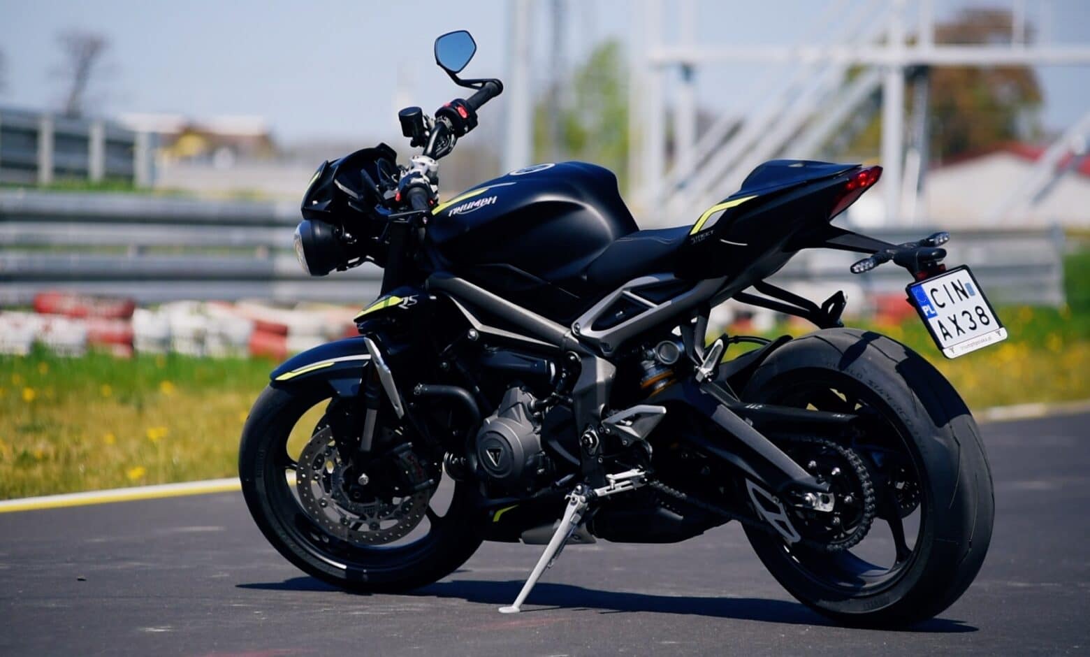 Znaczne polepszenie osiągów Street Triple RS nowej generacji możliwe było dzięki modernizacji trzycylindrowego silnika o pojemności 765 cm3, zapewniającego moc i moment obrotowy wymagane na torze wyścigowym, a opracowanego przez zespół konstrukcyjny Moto2™ firmy Triumph.