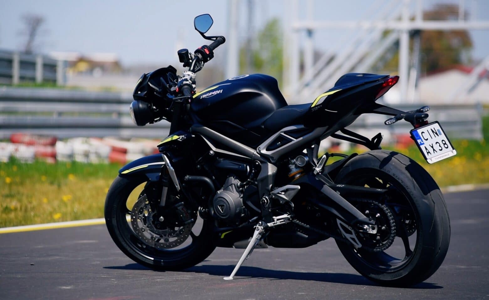 Znaczne polepszenie osiągów Street Triple RS nowej generacji możliwe było dzięki modernizacji trzycylindrowego silnika o pojemności 765 cm3, zapewniającego moc i moment obrotowy wymagane na torze wyścigowym, a opracowanego przez zespół konstrukcyjny Moto2™ firmy Triumph.