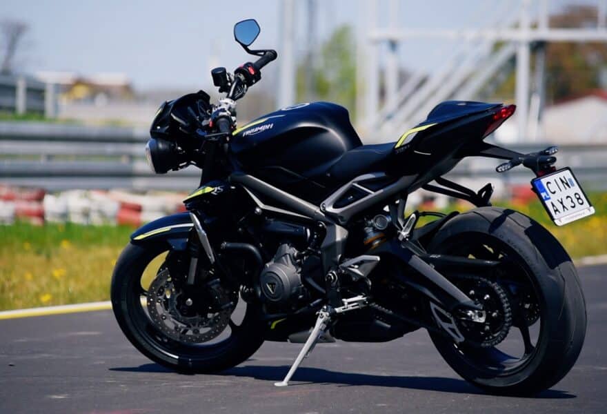 Znaczne polepszenie osiągów Street Triple RS nowej generacji możliwe było dzięki modernizacji trzycylindrowego silnika o pojemności 765 cm3, zapewniającego moc i moment obrotowy wymagane na torze wyścigowym, a opracowanego przez zespół konstrukcyjny Moto2™ firmy Triumph.