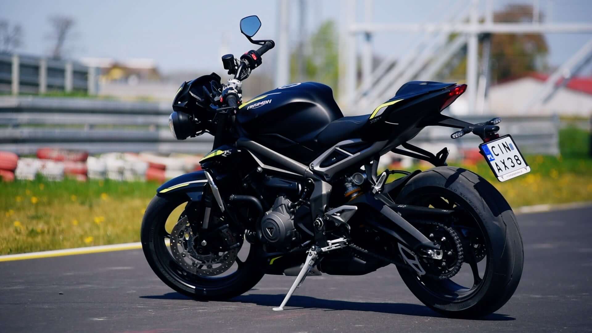 Znaczne polepszenie osiągów Street Triple RS nowej generacji możliwe było dzięki modernizacji trzycylindrowego silnika o pojemności 765 cm3, zapewniającego moc i moment obrotowy wymagane na torze wyścigowym, a opracowanego przez zespół konstrukcyjny Moto2™ firmy Triumph.