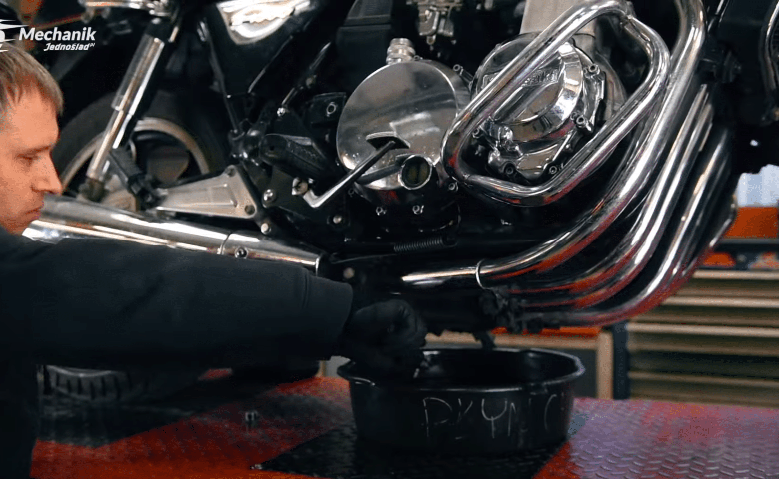 Wymiana oleju w silniku motocyklowym: Krok po kroku (wideo)