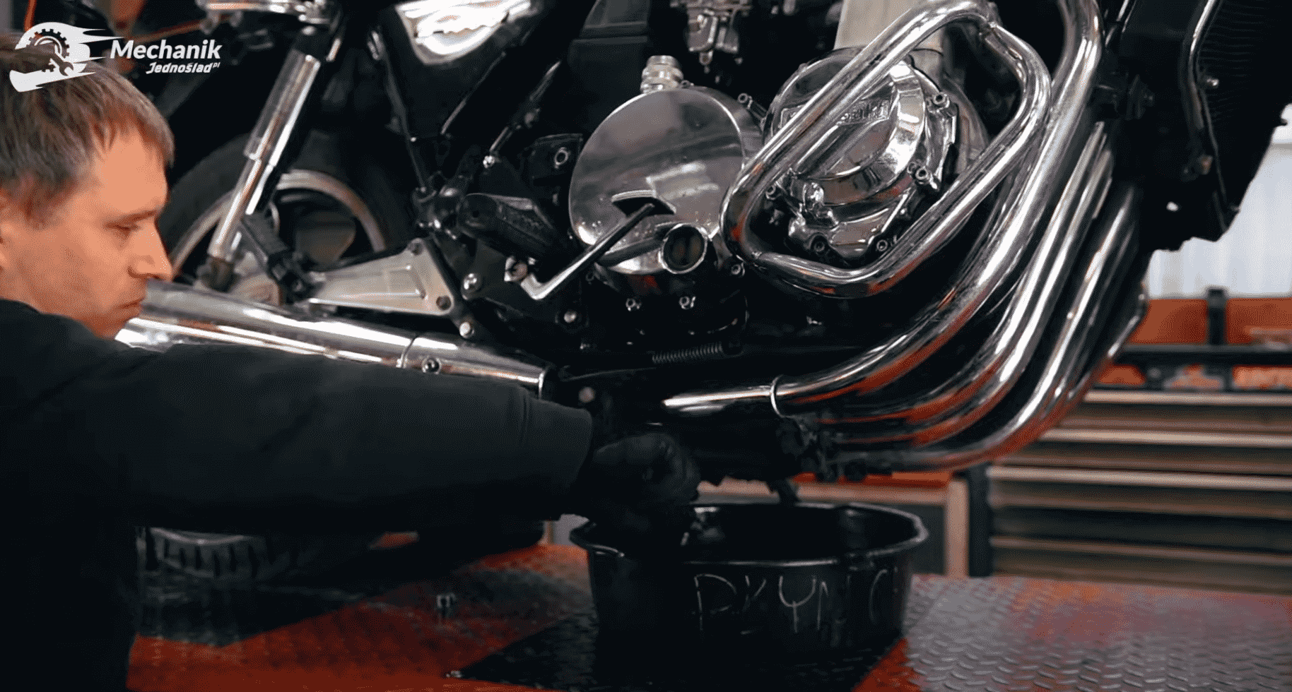 Wymiana oleju w silniku motocyklowym Krok po kroku (wideo