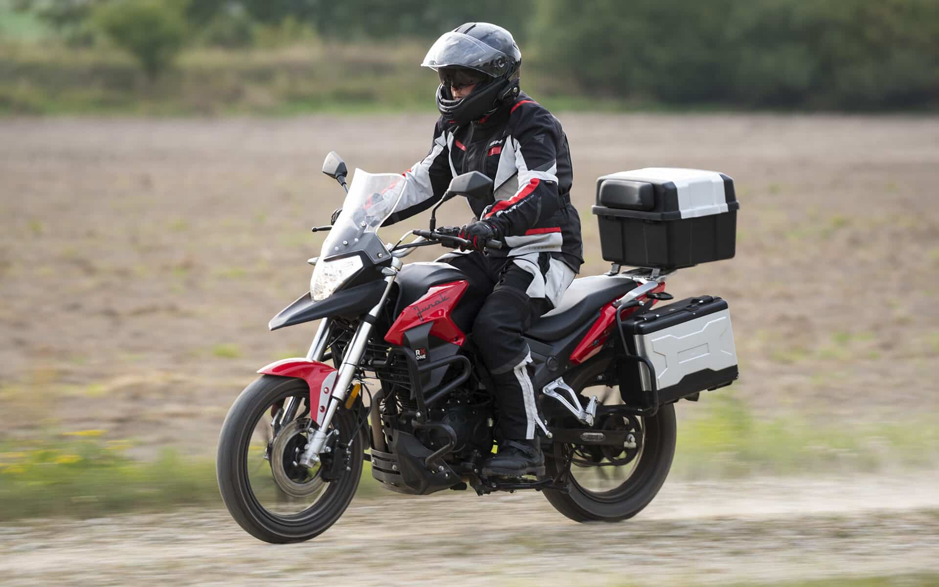 JUNAK RX ONE 125: TURYSTYKA MOTOCYKLOWA DLA POSIADACZy PRAWA JAZDY B.