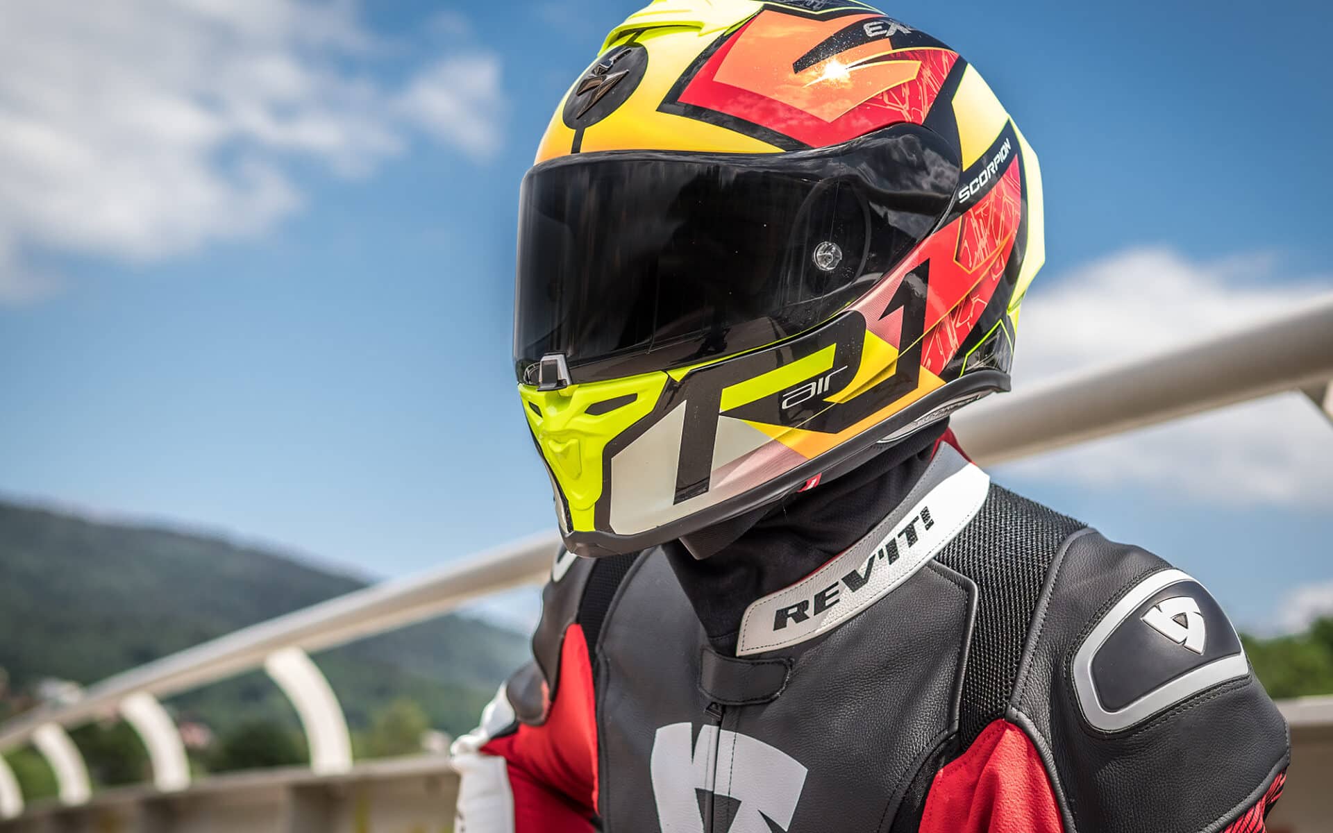 Kask motocyklowy: Jak odpowiednio dopasować jego wnętrze?