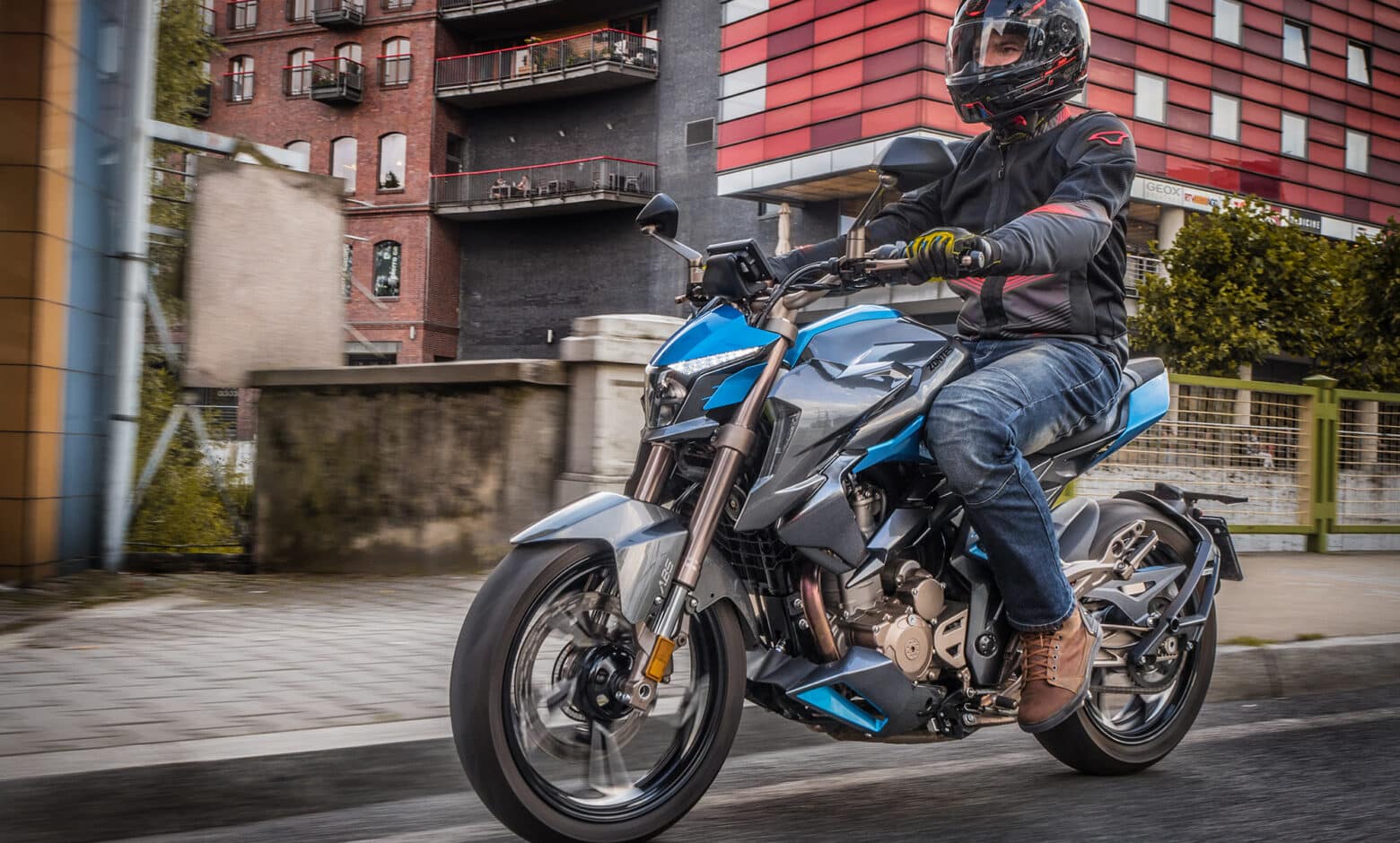 motocykl naked miasto ulica macna scorpion pmj