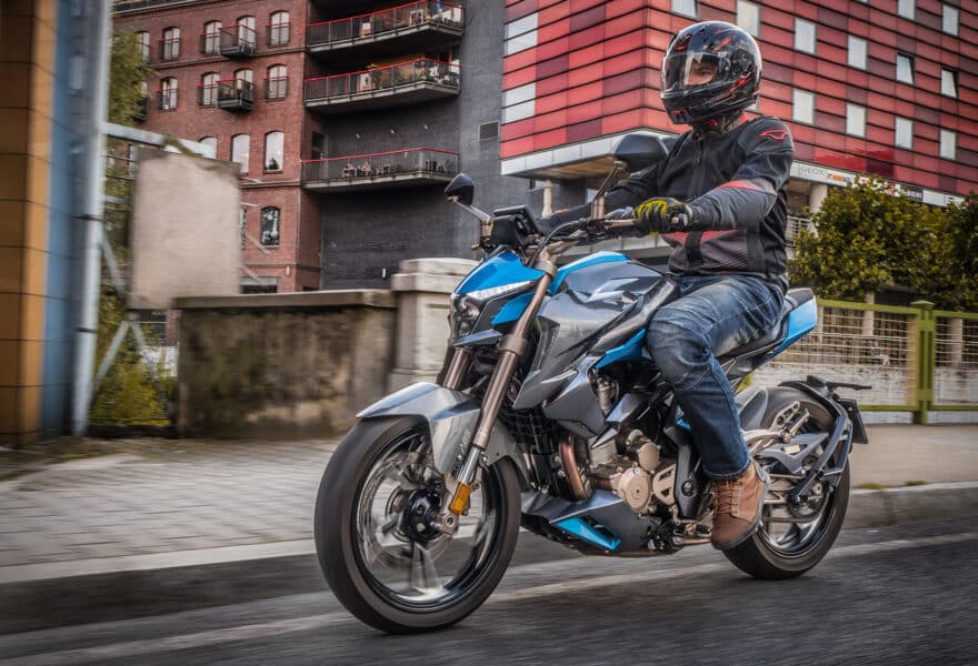 motocykl naked miasto ulica macna scorpion pmj