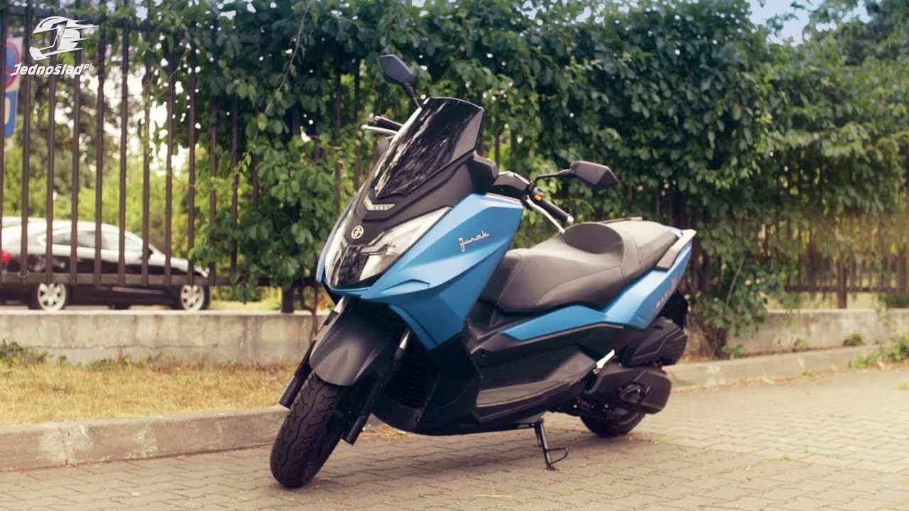 Skuter klasy 125 nie tylko do miasta? Junak 711 2020: Duży może więcej