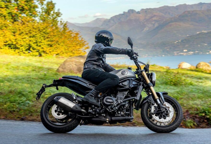 Benelli motocykl droga zakręt naked