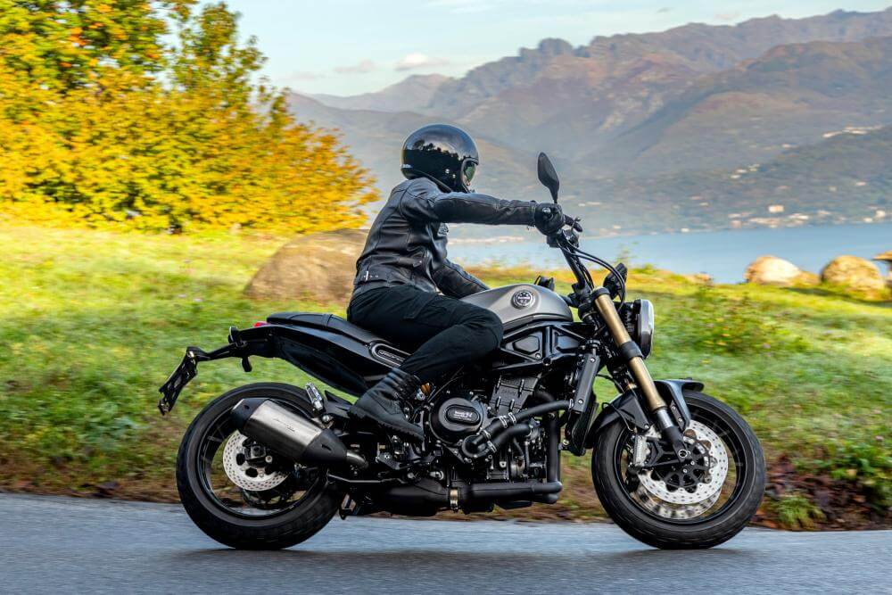 Benelli motocykl droga zakręt naked