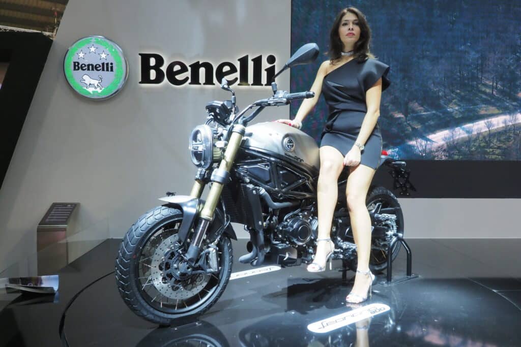 Benelli Leoncino 800 EICMA 2019 targi hostessa