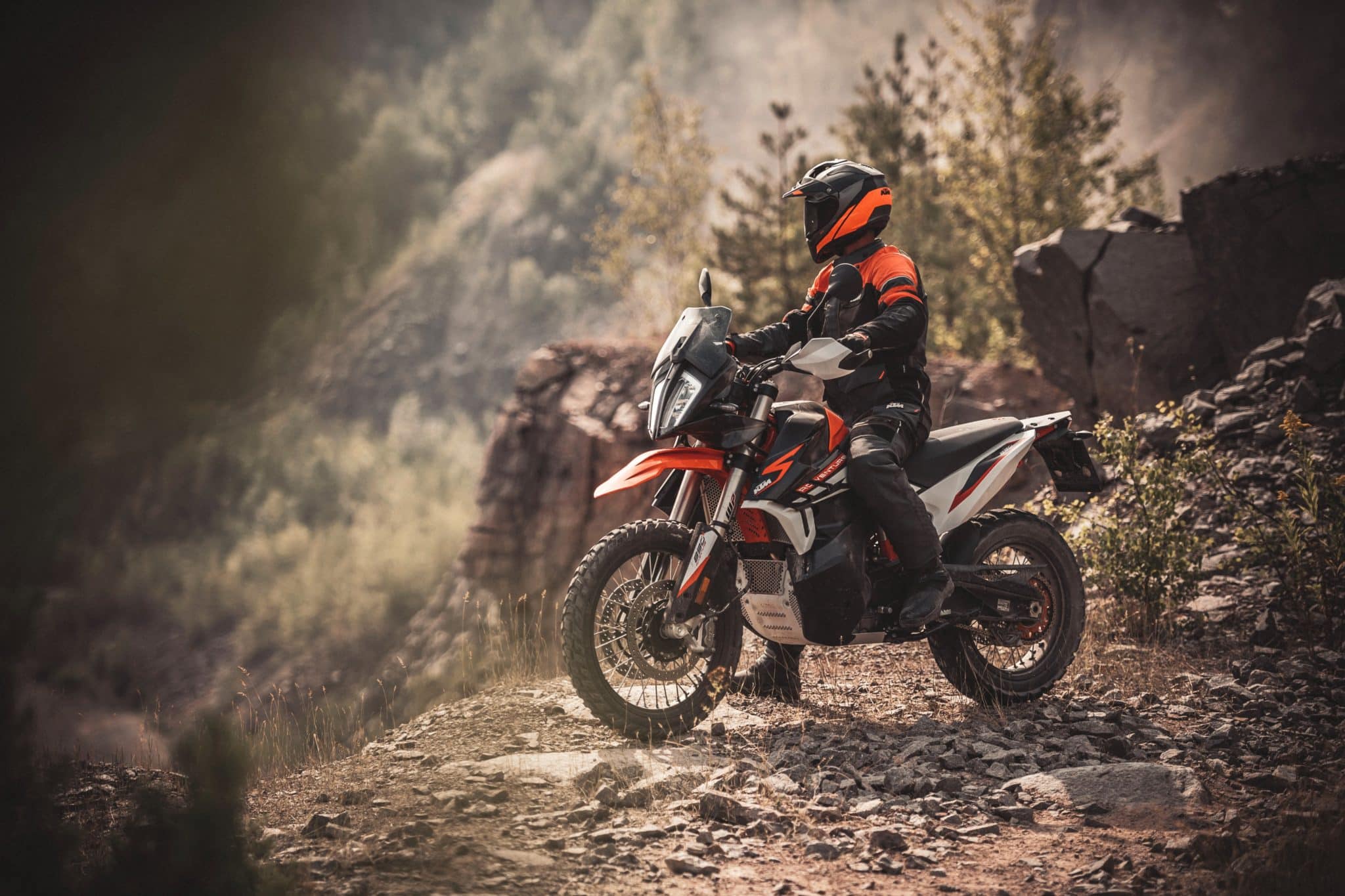 KTM 490 Adventure. Podróżniczy kozak na kategorię A2? To naprawdę się