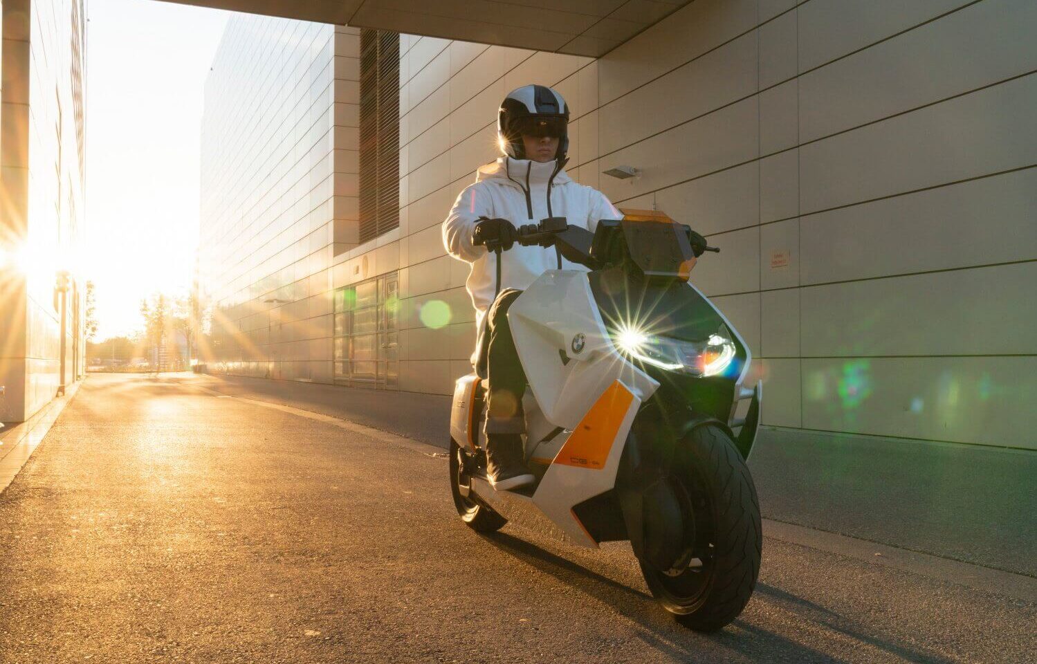 BMW CE 04: Elektryczny skuter z cyfrowej przyszłości nadjeżdża! [WIDEO]