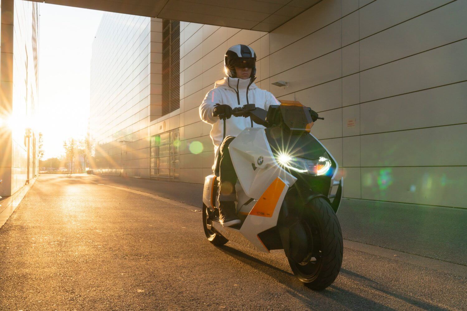BMW CE 04: Elektryczny skuter z cyfrowej przyszłości nadjeżdża! [WIDEO]