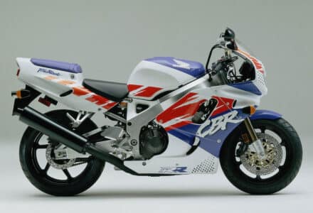 Kultowe motocykle: Honda Cbr 900 RR Fireblade SC 28