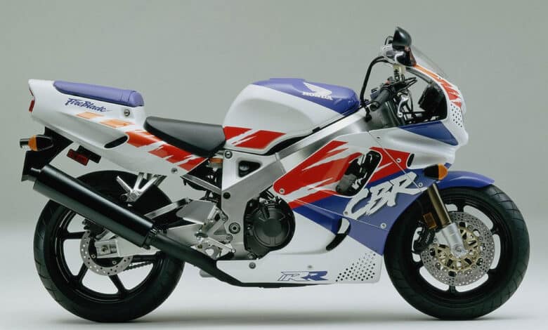 Kultowe motocykle: Honda Cbr 900 RR Fireblade SC 28