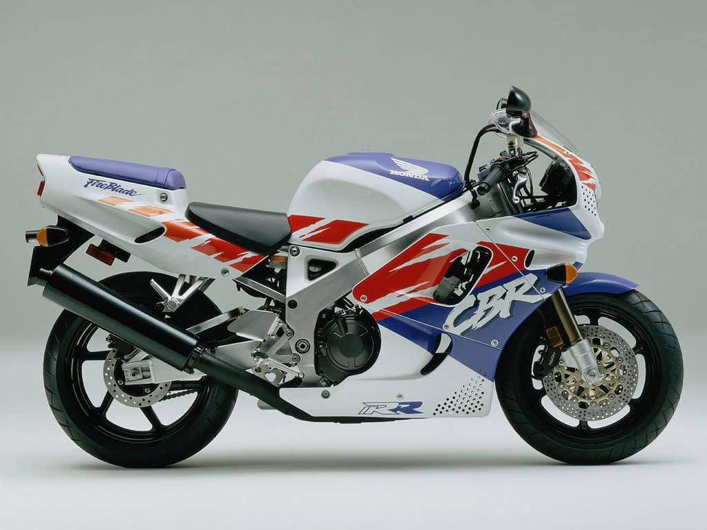 Kultowe motocykle: Honda Cbr 900 RR Fireblade SC 28