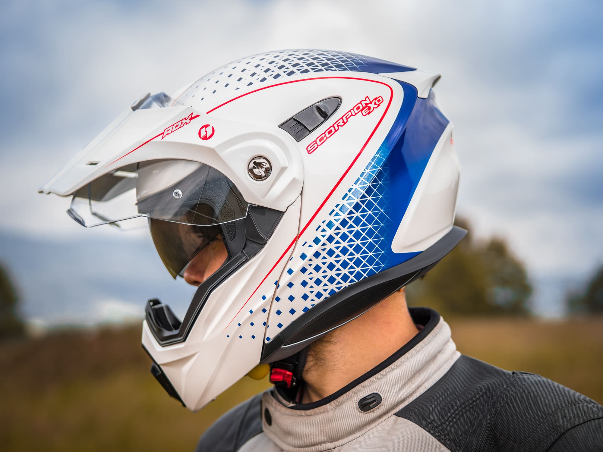Zapięcia w kaskach motocyklowych – czym różni się DD od microclick? Co jest lepsze i bezpieczniejsze?