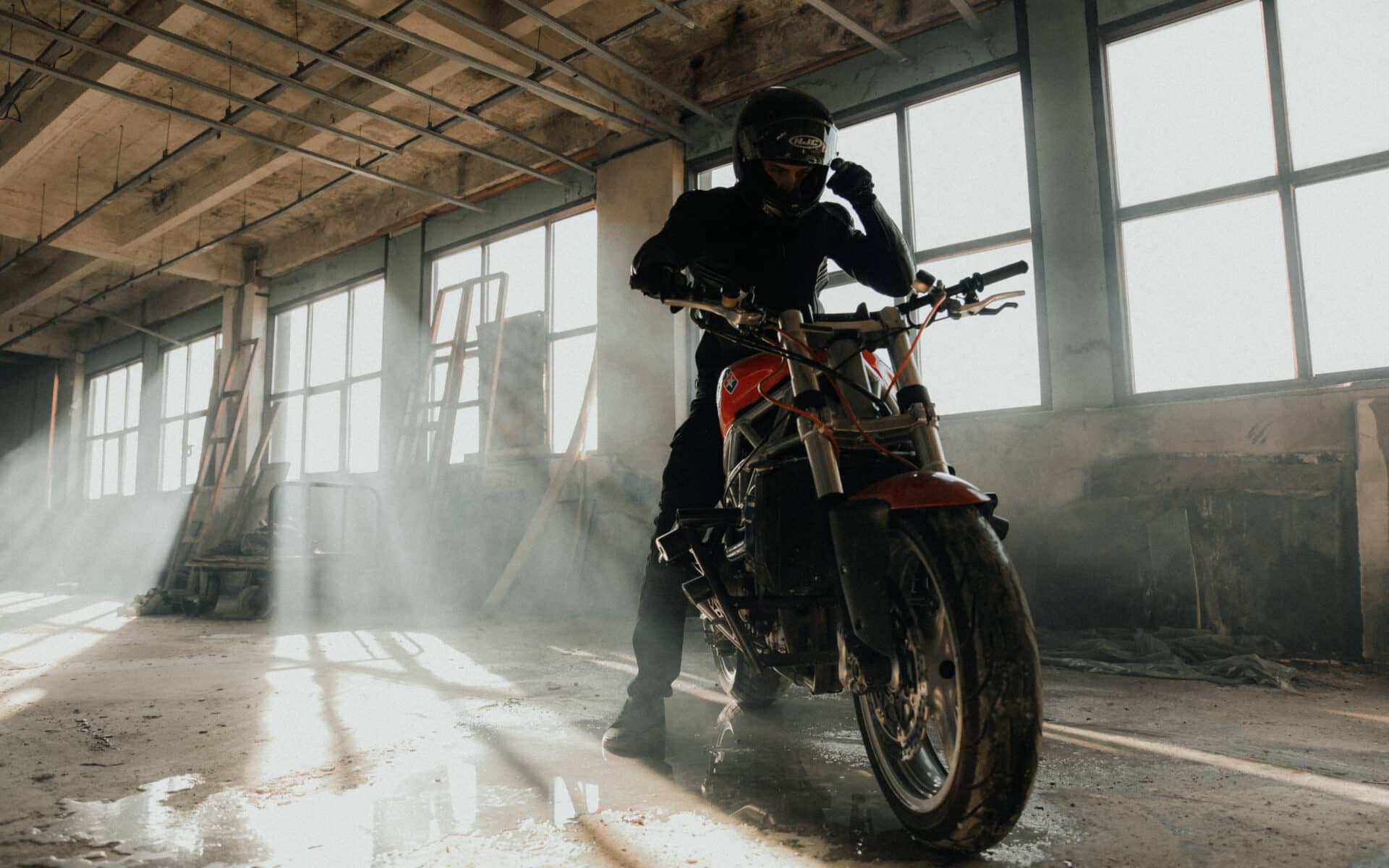 Rebelhorn Vandal – skórzana kurtka i motocyklowe dżinsy, które tworzą ciekawą całość