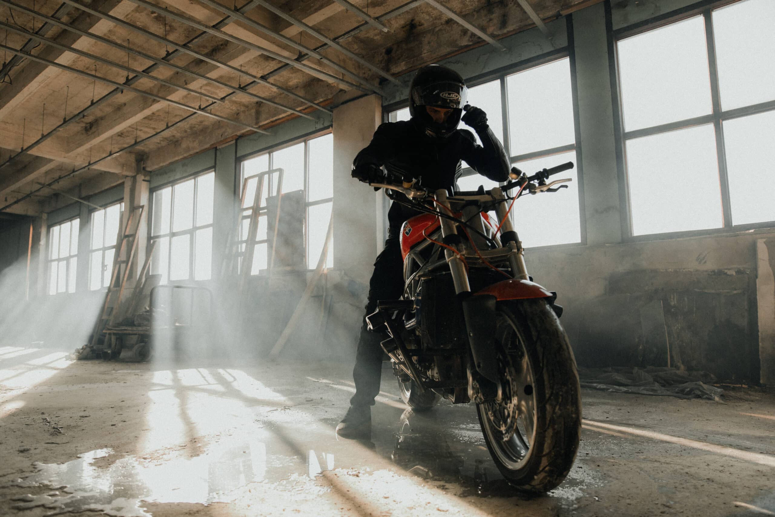 Rebelhorn Vandal – skórzana kurtka i motocyklowe dżinsy, które tworzą ciekawą całość
