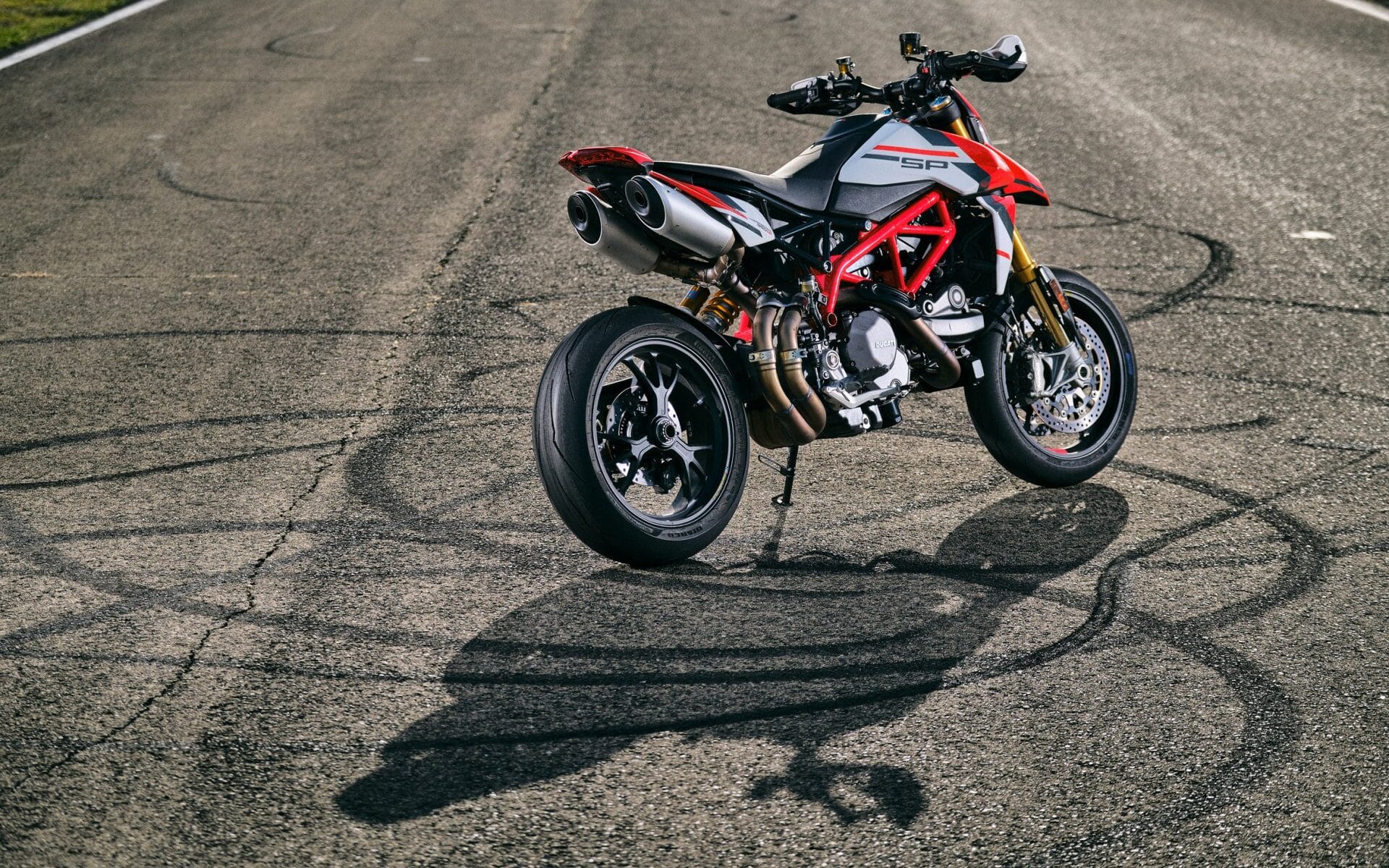 Koniec z tablicami rejestracyjnymi w motocyklach? Szaleństwo, czy innowacja?