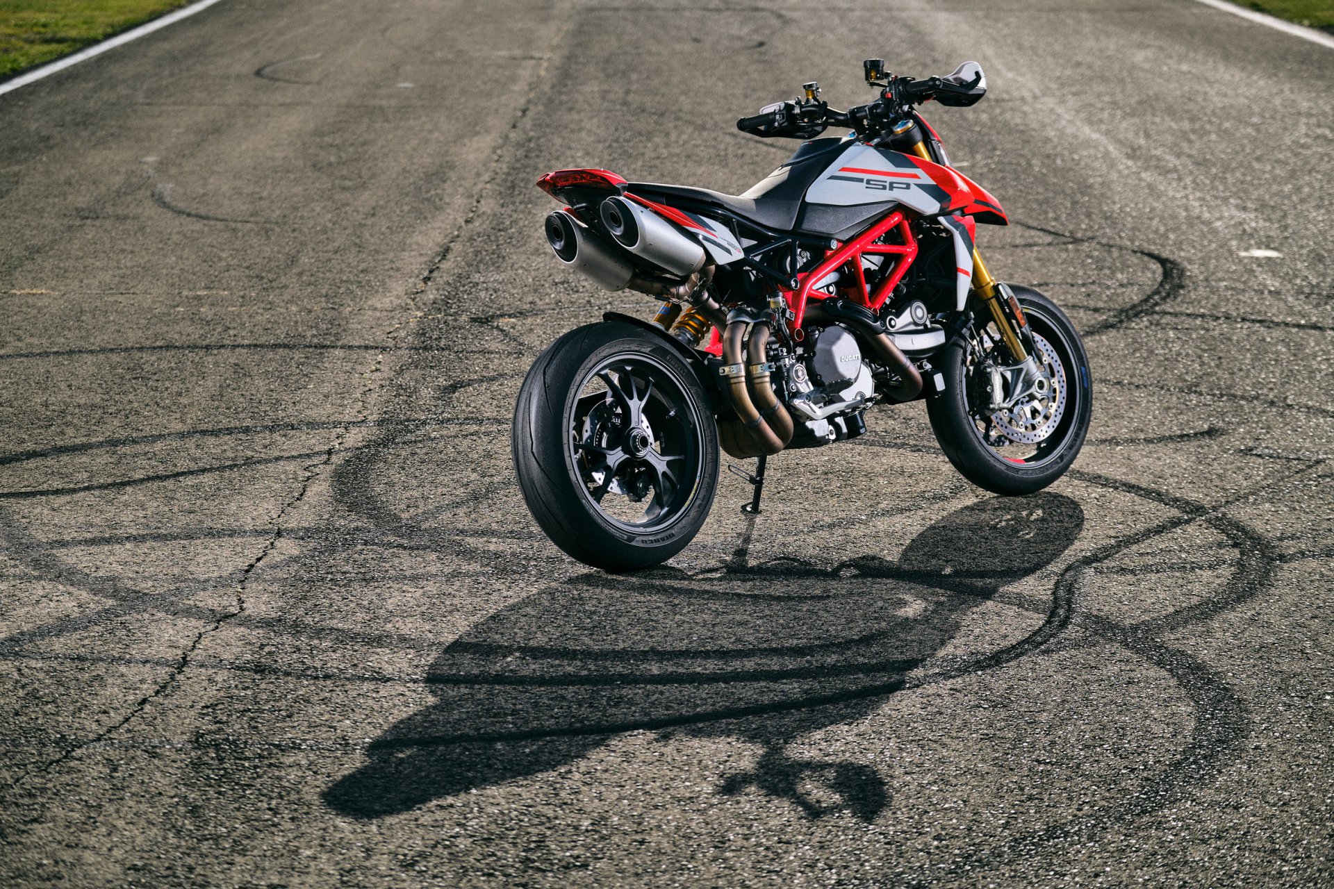 Koniec z tablicami rejestracyjnymi w motocyklach? Szaleństwo, czy innowacja?
