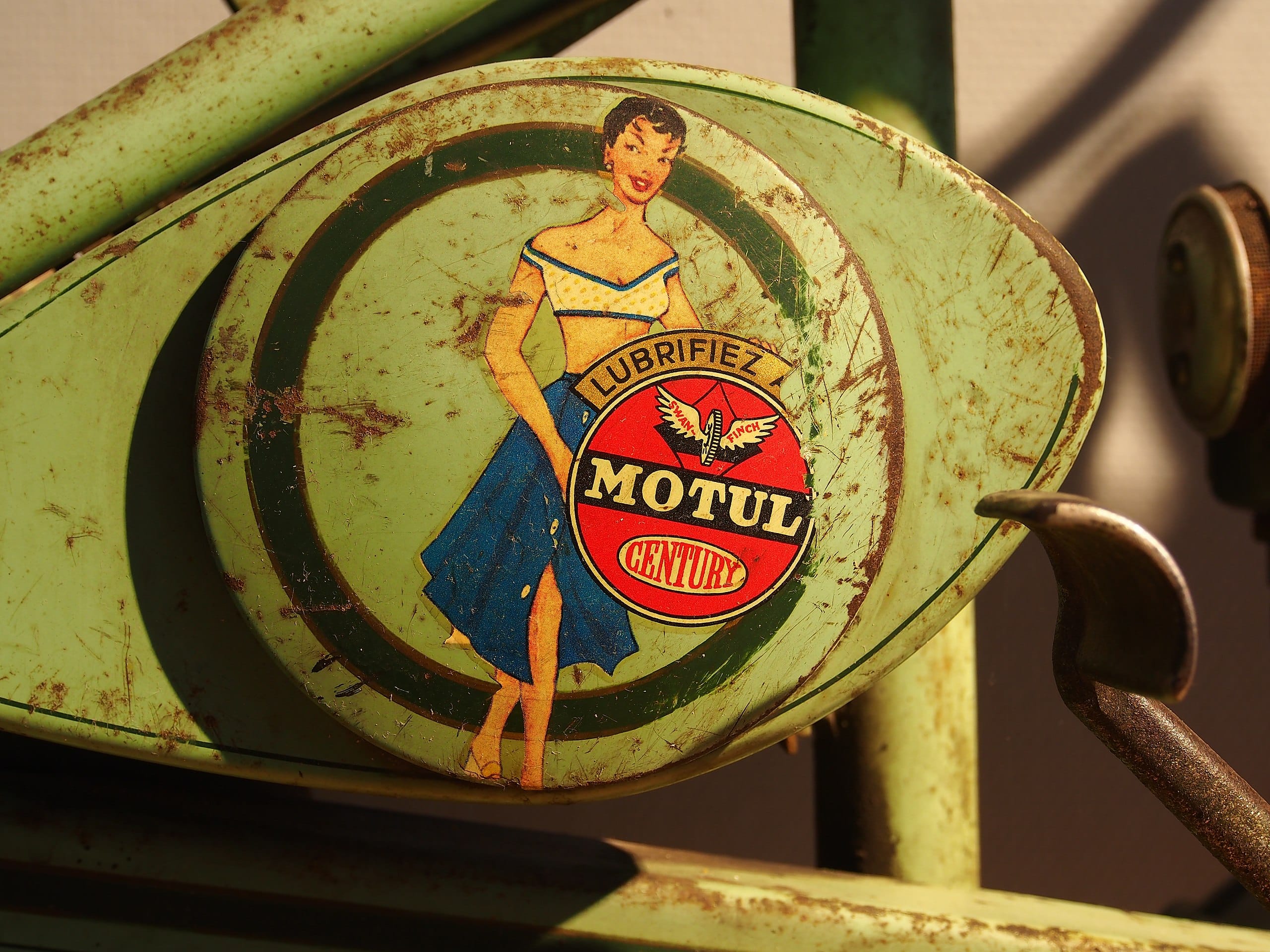 Olej w konewkach? Kiedyś to było! Historia marki Motul i oleju syntetycznego do motocykla
