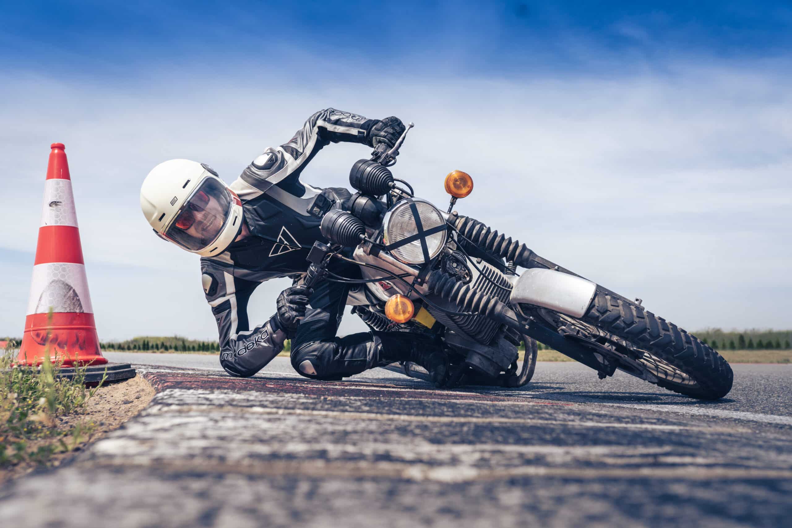 Tapety motocyklowe na telefon i komputer: MZ ETZ 250 na torze. Wyzwanie Motul. Klasyczne motocykle