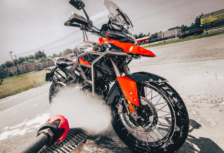 Jak myć motocykl? Czy można myjką czy należy ręcznie?