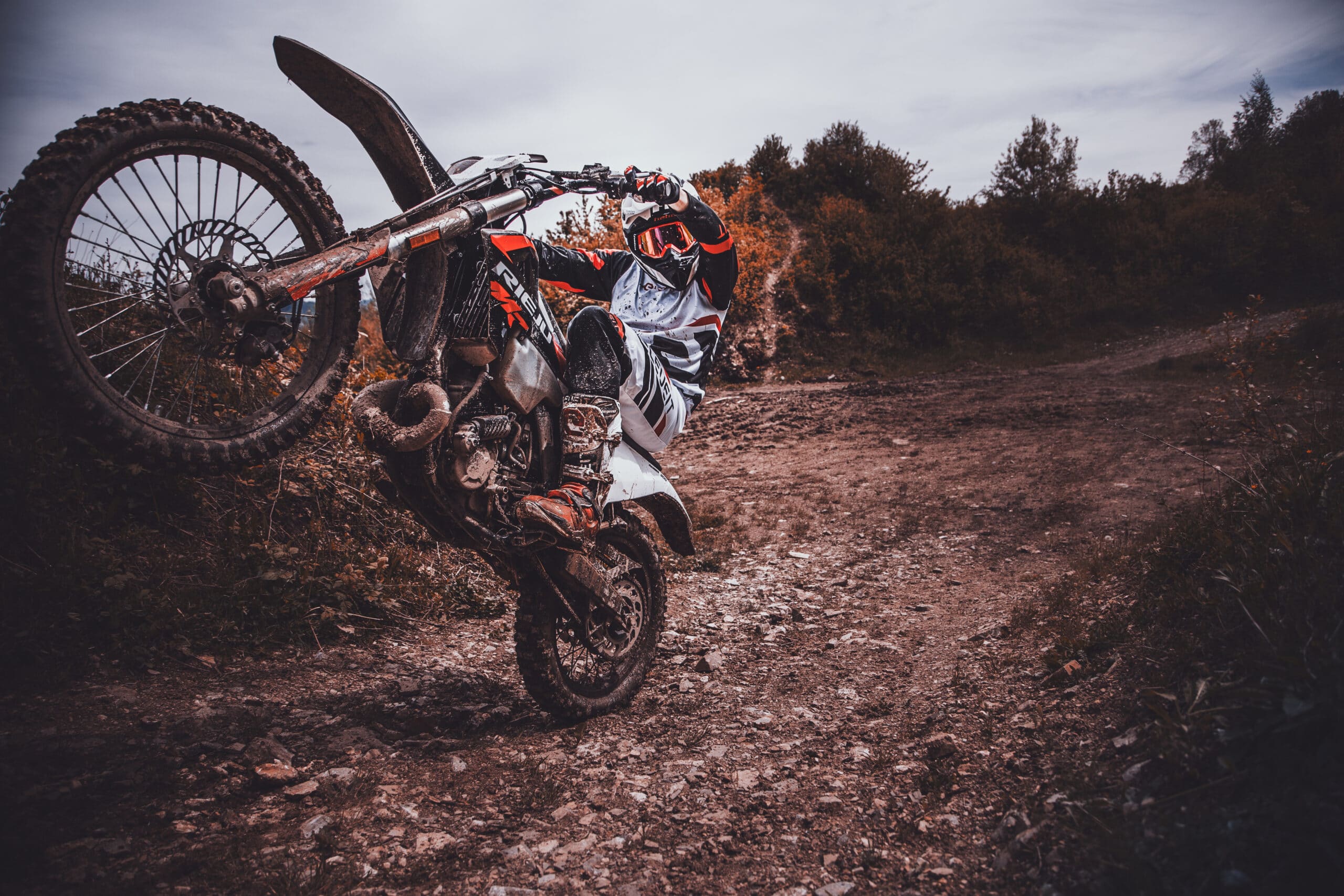 jazda na jednym kole (wheelie)