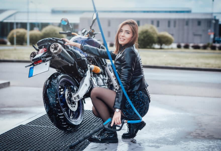 Mycie motocykla na własnym podwórku. Czy grozi za to mandat?