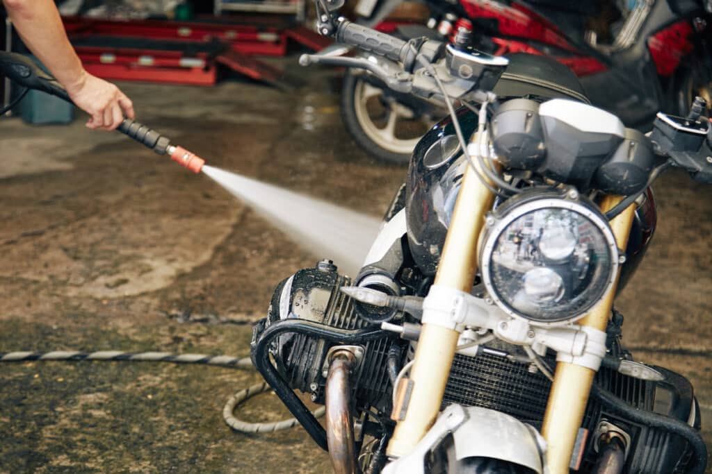 Mandat za mycie motocykla na własnym podwórku? Uważaj na