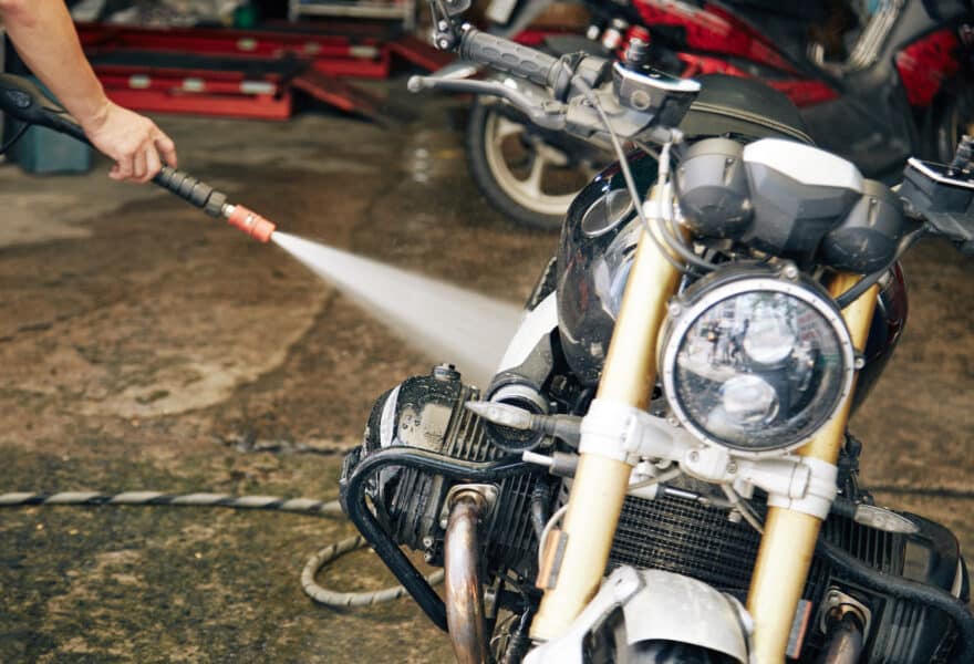 Mycie motocykla na własnym podwórku. Czy grozi za to mandat?