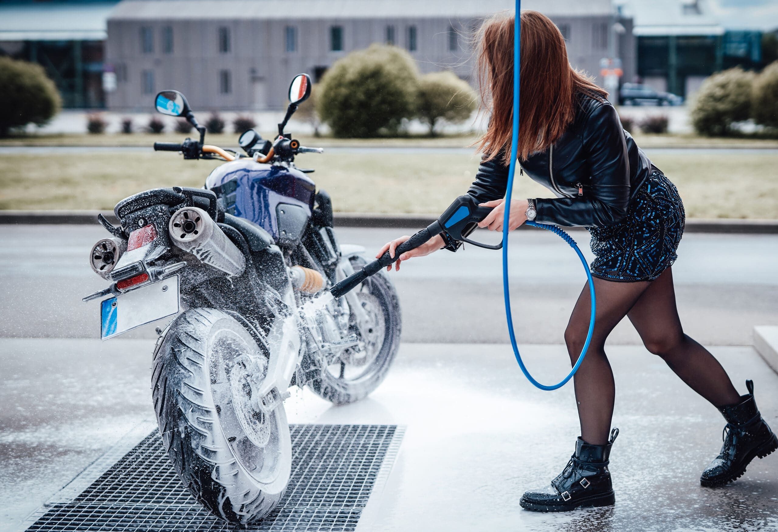 Mycie motocykla na własnym podwórku. Czy grozi za to mandat?
