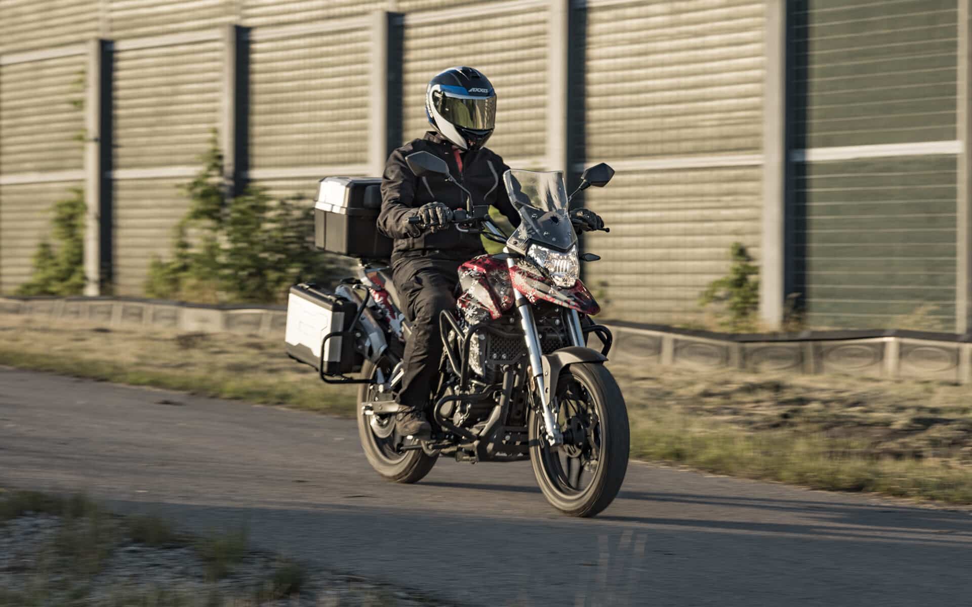 Mamy szpiegowskie zdjęcia nowego Junaka w kamuflażu! Co to za motocykl?