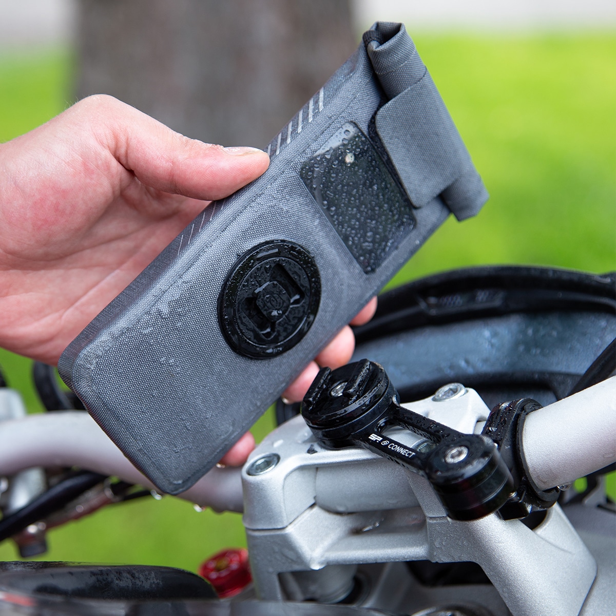 SP Connect – motocyklowe uchwyty na telefon