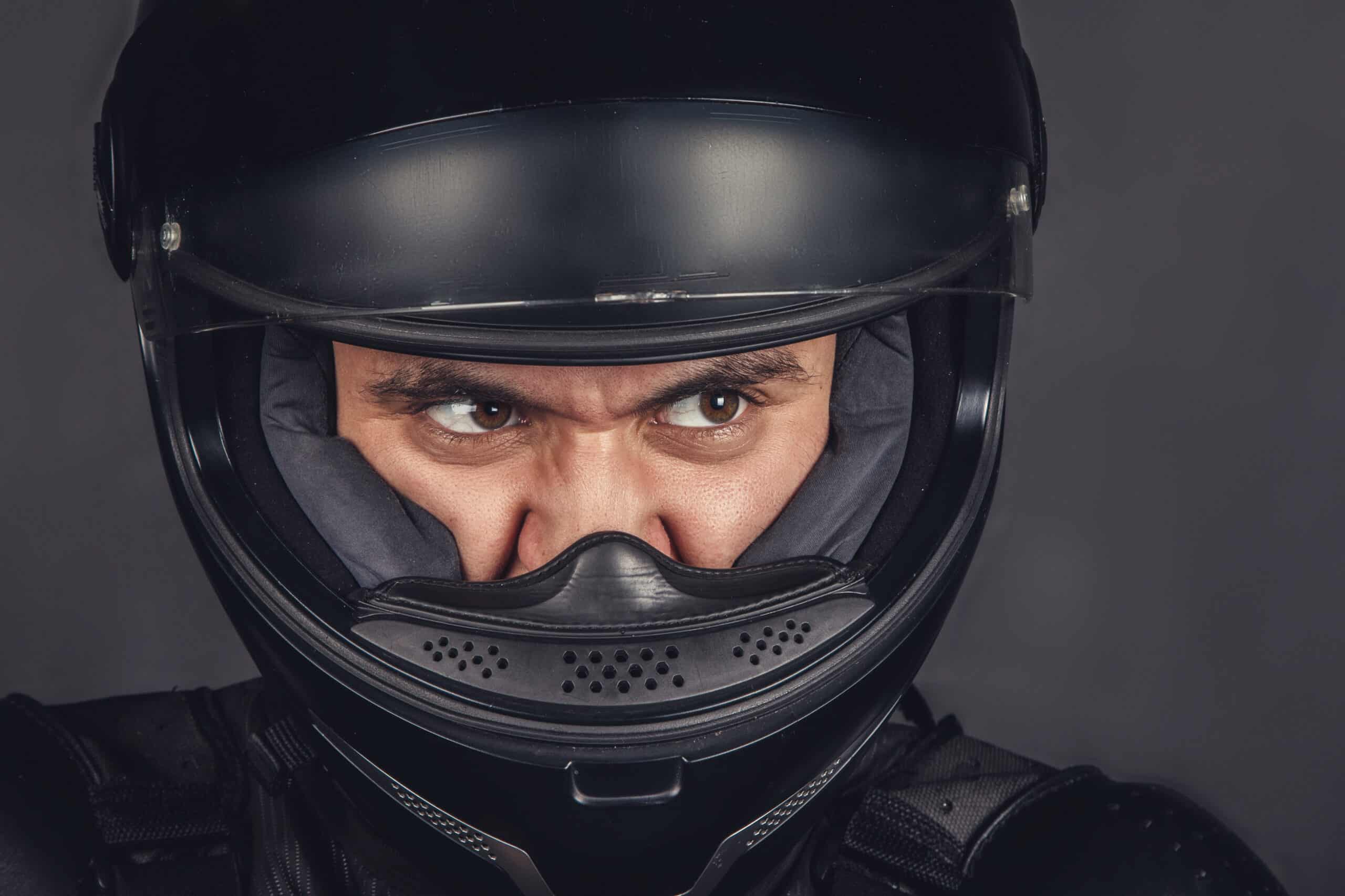 Nawet 30% motocyklistów może jeździć w nielegalnych kaskach. Sprawdź czy Ty też!