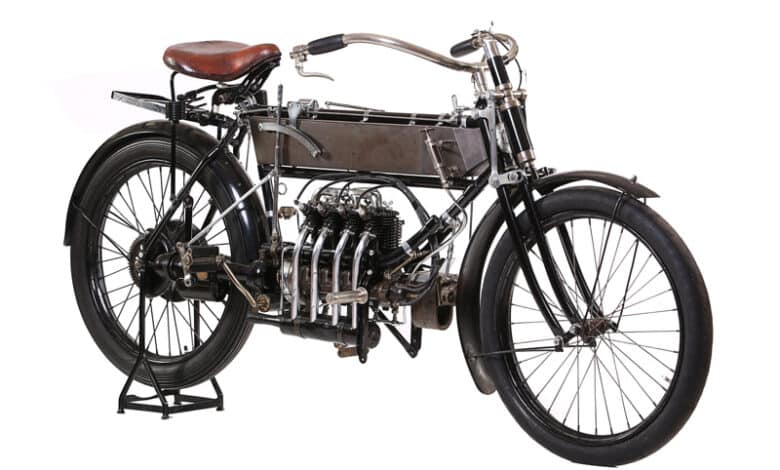 Pierwszy motocykl czterocylindrowy oraz historia pierwszych rzędowych czwórek!