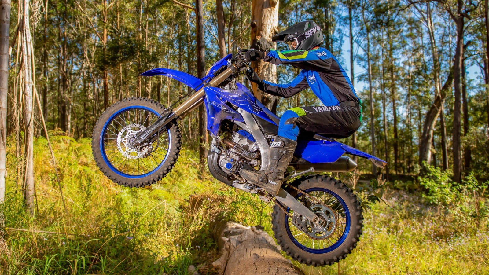 Yamaha WR250F 2022: szybsza, ostrzejsza i jeszcze bardziej niebieska