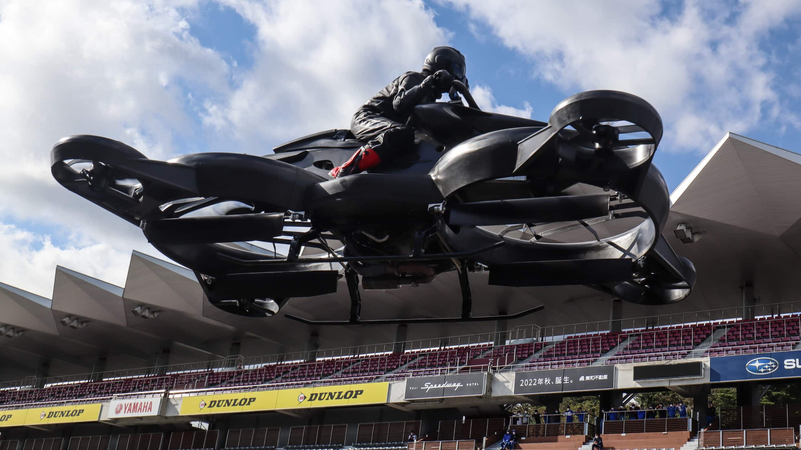 Latający motocykl? Doczekaliśmy się! Zobacz jak lata i co potrafi
