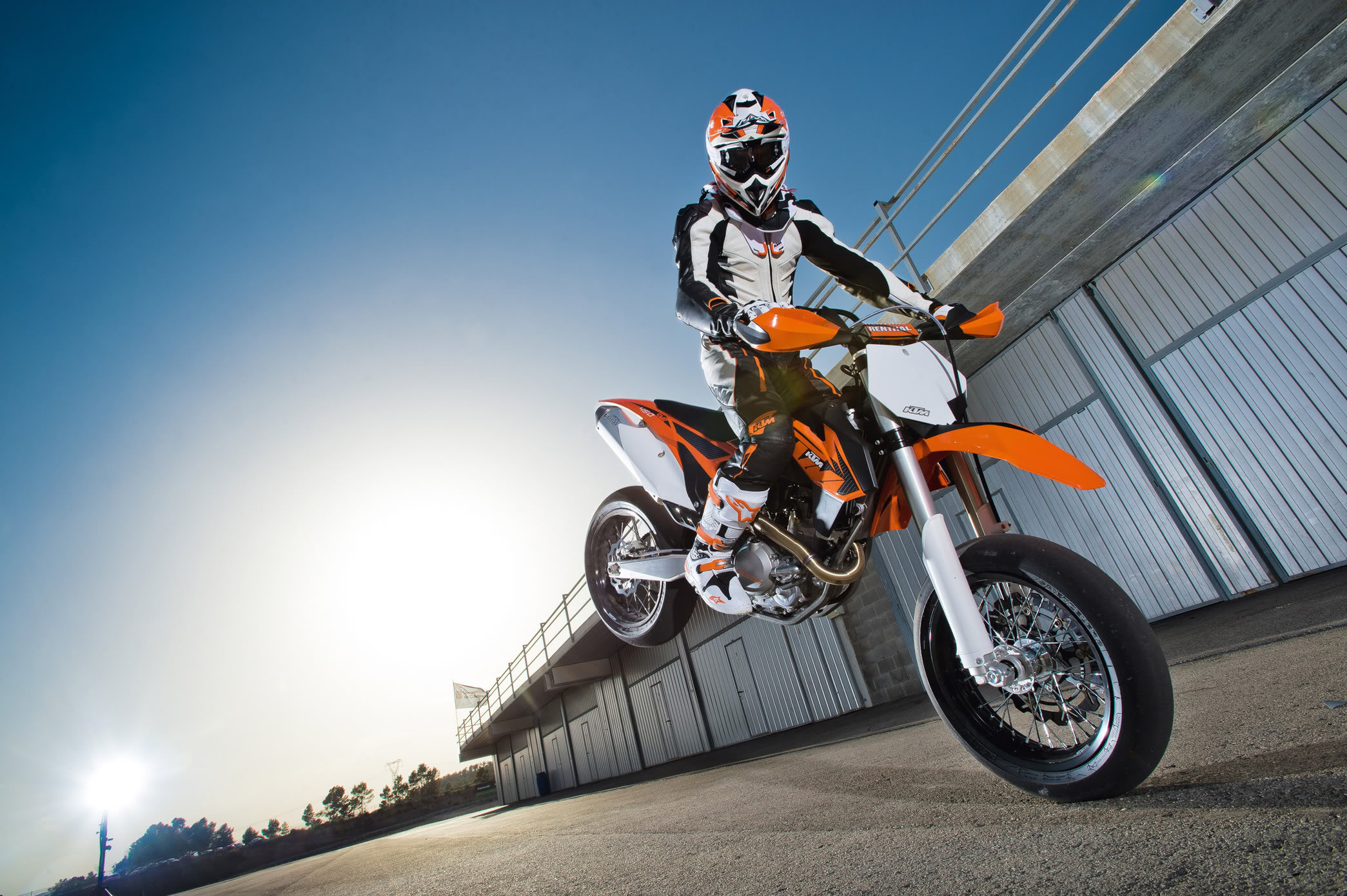 Supermoto jest super! Jaki motocykl supermoto wybrać?