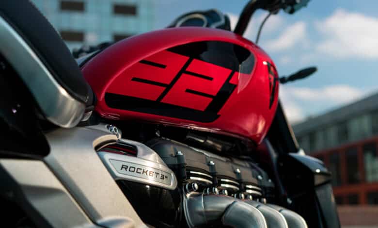Triumph zapowiada specjalne edycje motocykli Rocket 3 R oraz Rocket 3 GT 221 Special Edition: skąd taka nazwa?