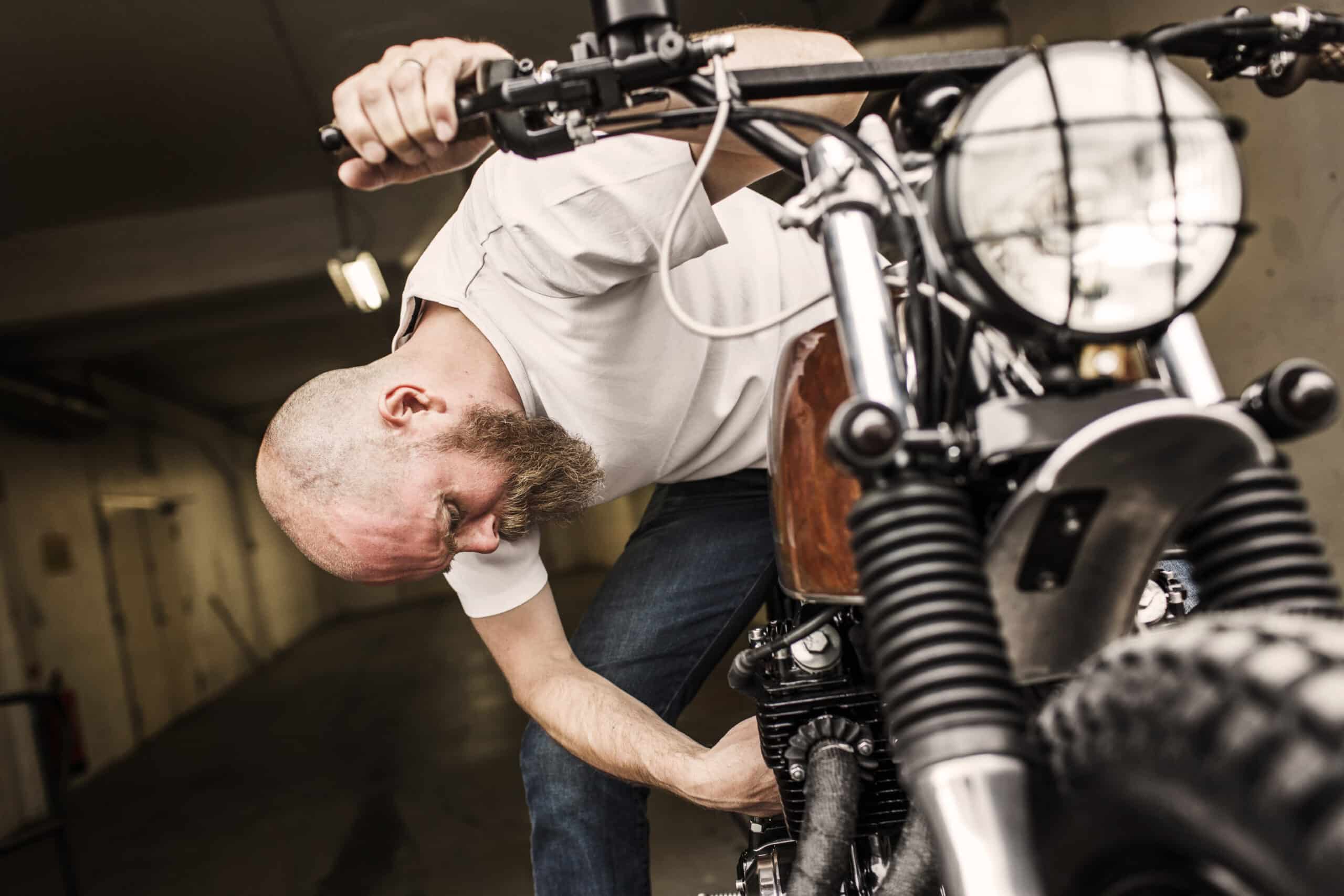 Jak naładować akumulator motocyklowy i jak przedłużyć jego życie? Same rzeczowe odpowiedzi